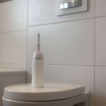 Bumloo-Bidet-Weiß-auf-der-Toilette
